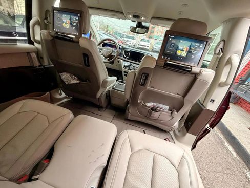 Used 2020 Chrysler Pacifica Touring-L Plus image 11