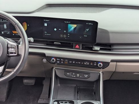 Used 2025 Kia Carnival EX image 14