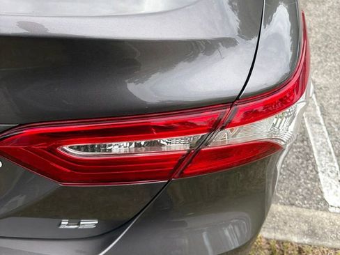 Used 2018 Toyota Camry LE FWD image 12