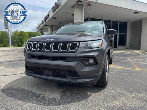 Used 2024 Jeep Compass Latitude AWD/4WD image 1