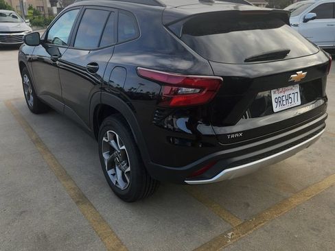 Used 2025 Chevrolet Trax LT FWD image 4