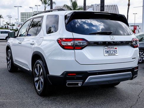 Certified 2024 Honda Pilot Touring image 4