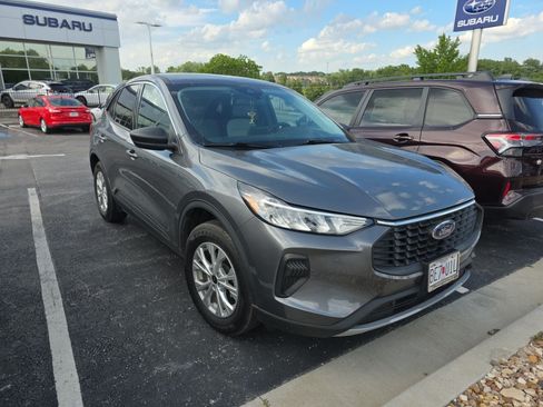 Used 2023 Ford Escape Active AWD/4WD image 3