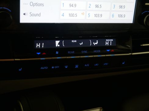 Used 2022 Toyota Sienna XLE FWD image 23
