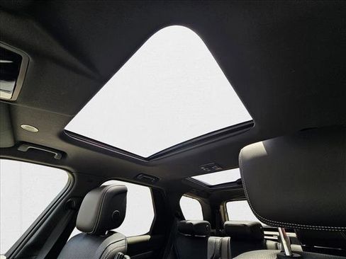 Certified 2024 Land Rover Discovery Dynamic SE image 13