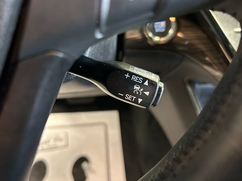 Used 2013 Toyota Avalon Limited w/ Technology Pkg FWD image 11
