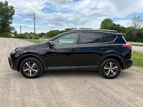 Used 2018 Toyota RAV4 XLE AWD/4WD image 4