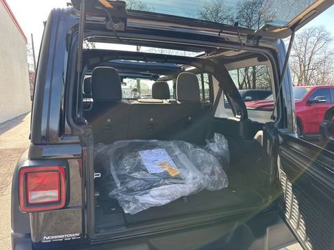 Used 2025 Jeep Wrangler Sport S image 12