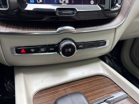 Used 2022 Volvo XC60 B5 Momentum w/ Protection Package Premier image 31
