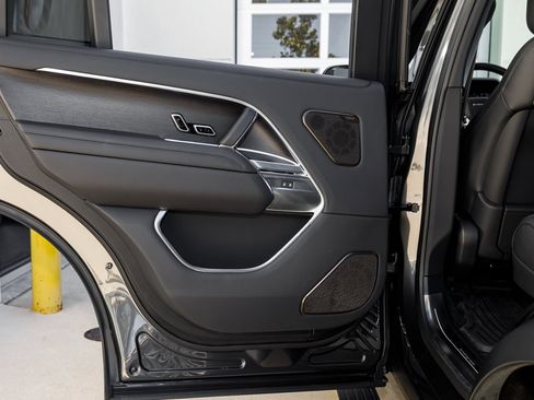 Used 2025 Land Rover Range Rover Long Wheelbase Autobiography image 30