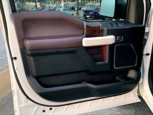 Used 2017 Ford F150 Platinum w/ Equipment Group 701A Luxury image 21