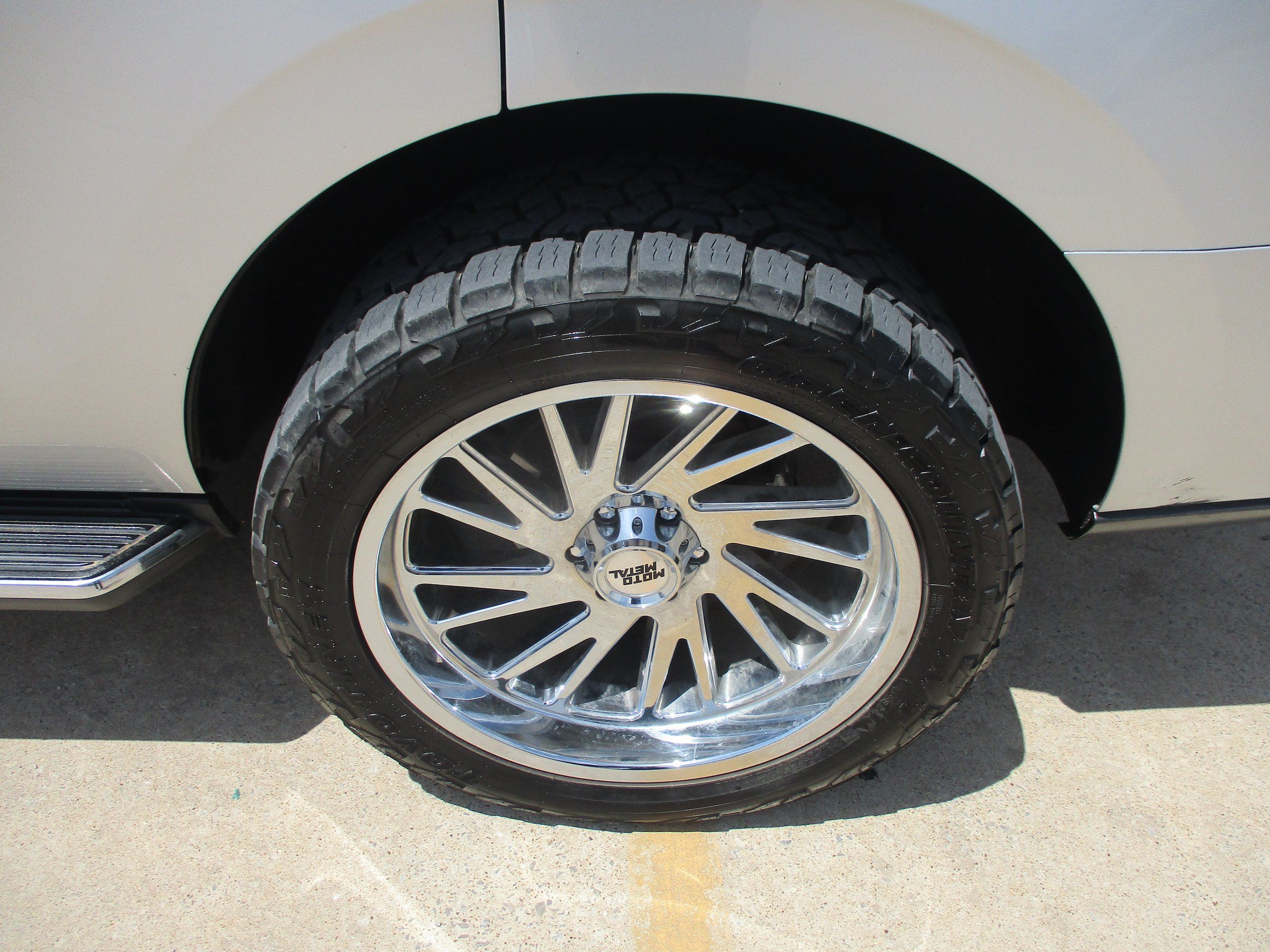 Used 2019 Ford Expedition XLT w/ Equipment Group 202A RWD image 8