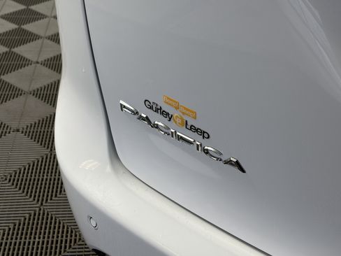 Used 2025 Chrysler Pacifica Select image 15