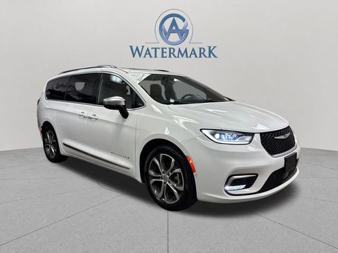Used 2025 Chrysler Pacifica Pinnacle w/ Trailer Tow Group FWD image 16