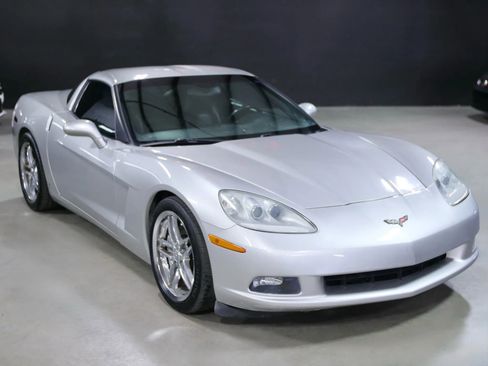 Used 2006 Chevrolet Corvette Coupe 2D image 2