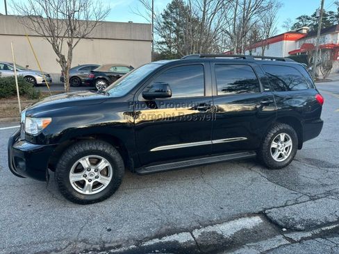 Used 2017 Toyota Sequoia SR5 RWD image 23