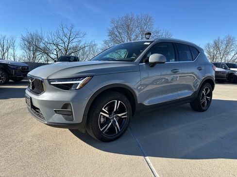 Certified 2025 Volvo XC40 B5 Core image 4