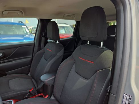 Used 2022 Jeep Renegade Trailhawk AWD/4WD image 21