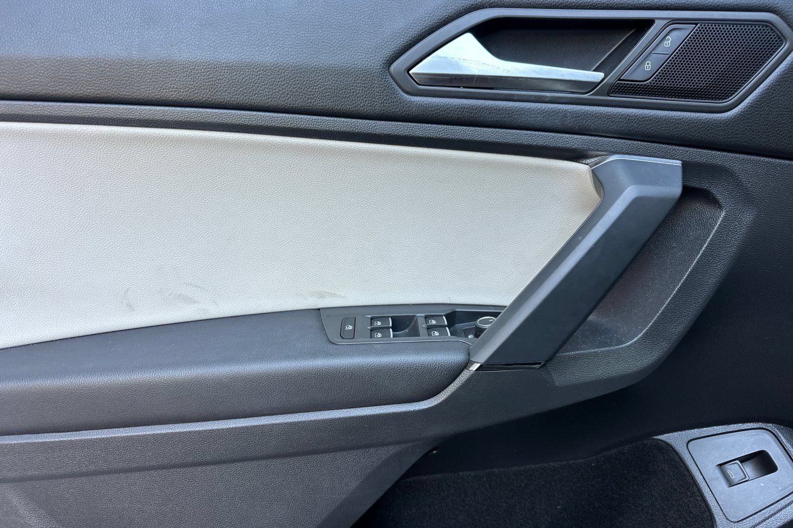 Used 2019 Volkswagen Tiguan SEL w/ 3rd Row Seat Package AWD/4WD image 12