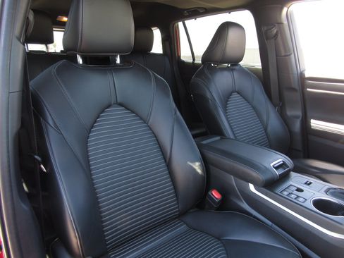 Used 2023 Toyota Highlander XSE FWD image 11