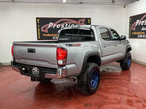 Used 2017 Toyota Tacoma TRD Off-Road image 2