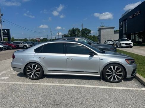 Used 2018 Volkswagen Passat GT FWD image 3