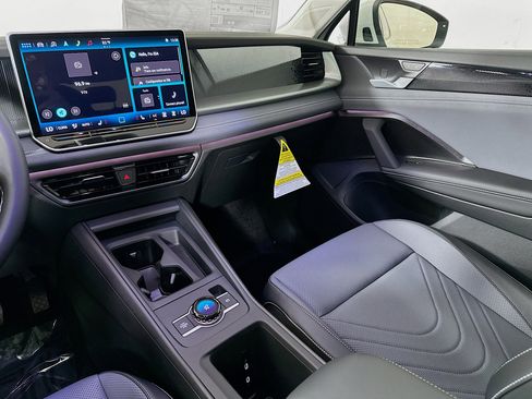 New 2025 Volkswagen Tiguan SE image 22