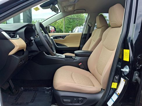 Used 2021 Toyota RAV4 XLE AWD/4WD image 16
