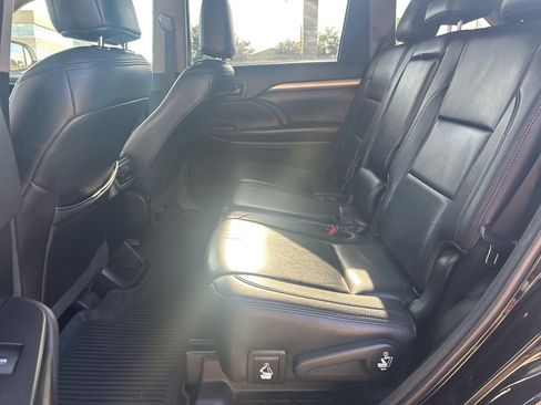 Used 2017 Toyota Highlander LE FWD image 13