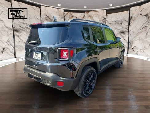 Used 2018 Jeep Renegade Altitude w/ UConnect 8.4 Nav Group AWD/4WD image 5