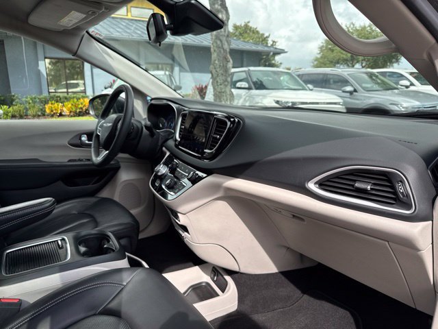 Used 2023 Chrysler Pacifica Touring-L FWD image 10