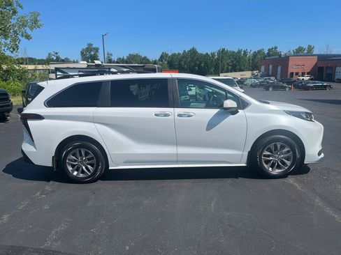 Used 2025 Toyota Sienna XLE FWD image 24