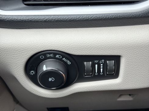Used 2023 Chrysler Pacifica Touring-L FWD image 12