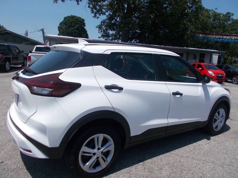 Used 2022 Nissan Kicks S FWD image 3