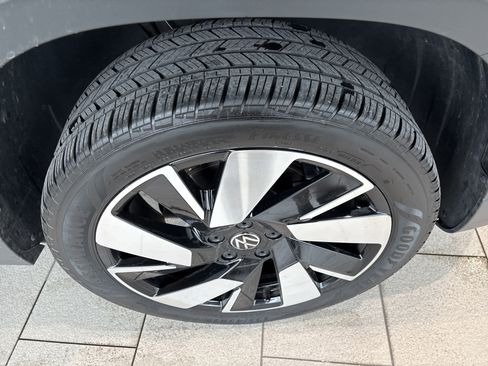 Used 2024 Volkswagen Taos SEL image 21