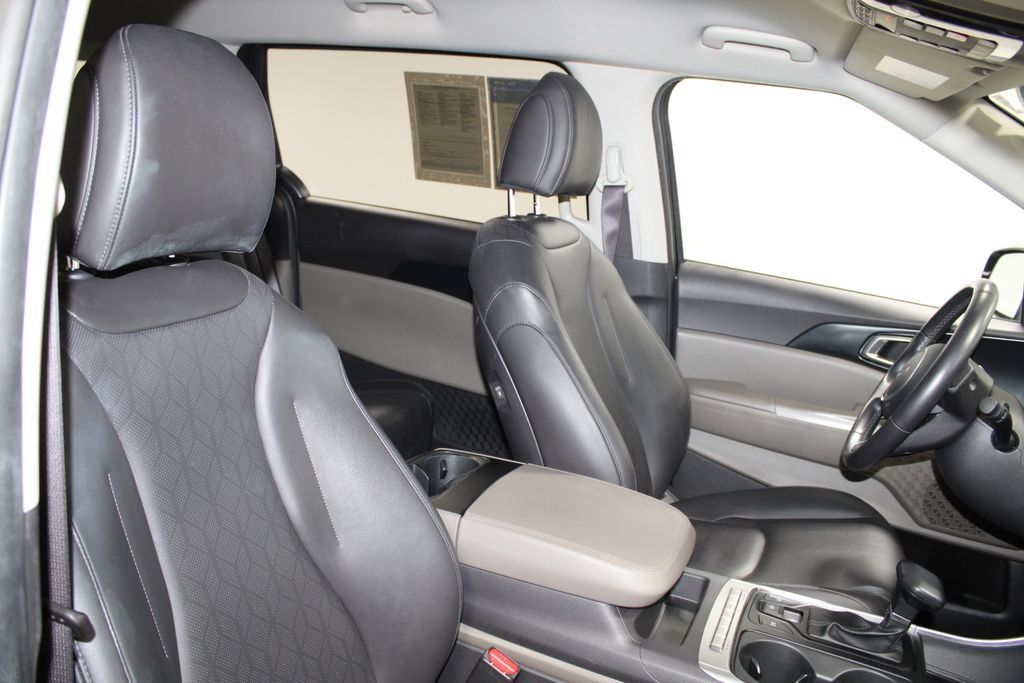 Used 2025 Kia Carnival FWD image 21