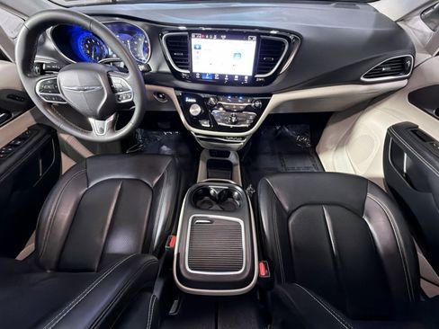 Used 2023 Chrysler Pacifica Touring-L FWD image 38