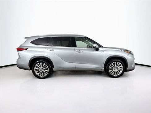 Used 2023 Toyota Highlander Platinum FWD image 11