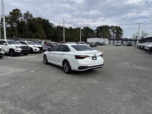 Used 2024 Volkswagen Jetta SE w/ Panoramic Sunroof Package image 7