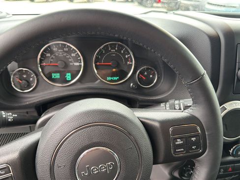 Used 2017 Jeep Wrangler Unlimited Sahara w/ Connectivity Group AWD/4WD image 13