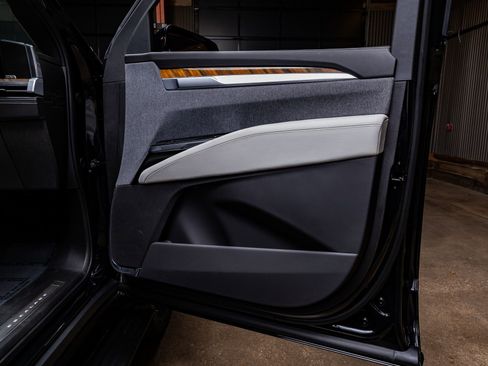 Used 2025 Cadillac Escalade ESV Sport Platinum w/ LPO, ONYX Package image 39