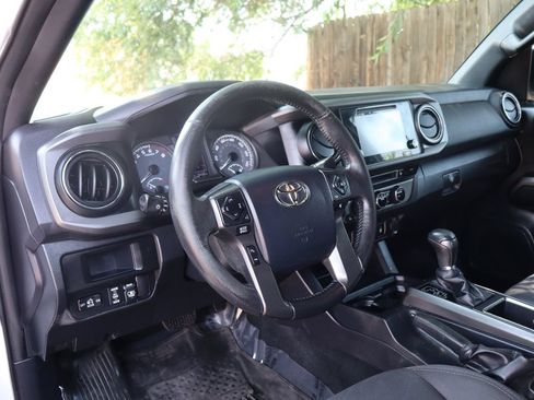 Used 2017 Toyota Tacoma TRD Off-Road w/ Premium & Technology Package AWD/4WD image 15