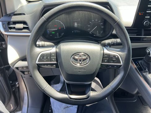Used 2024 Toyota Sienna XLE FWD image 18