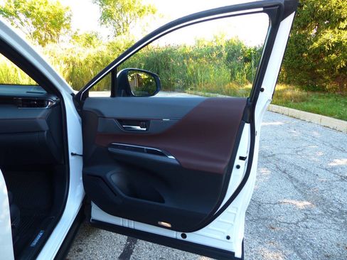 Used 2024 Toyota Venza Limited image 47