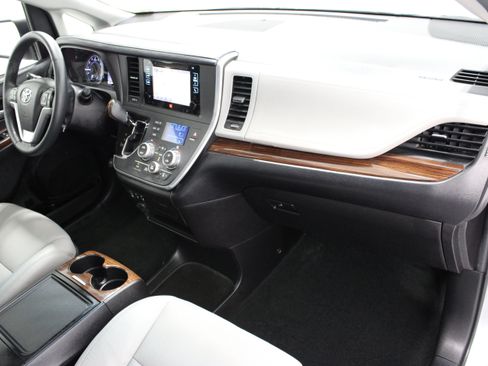 Used 2017 Toyota Sienna Limited FWD image 39