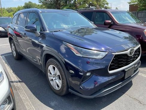 Used 2021 Toyota Highlander XLE FWD image 3