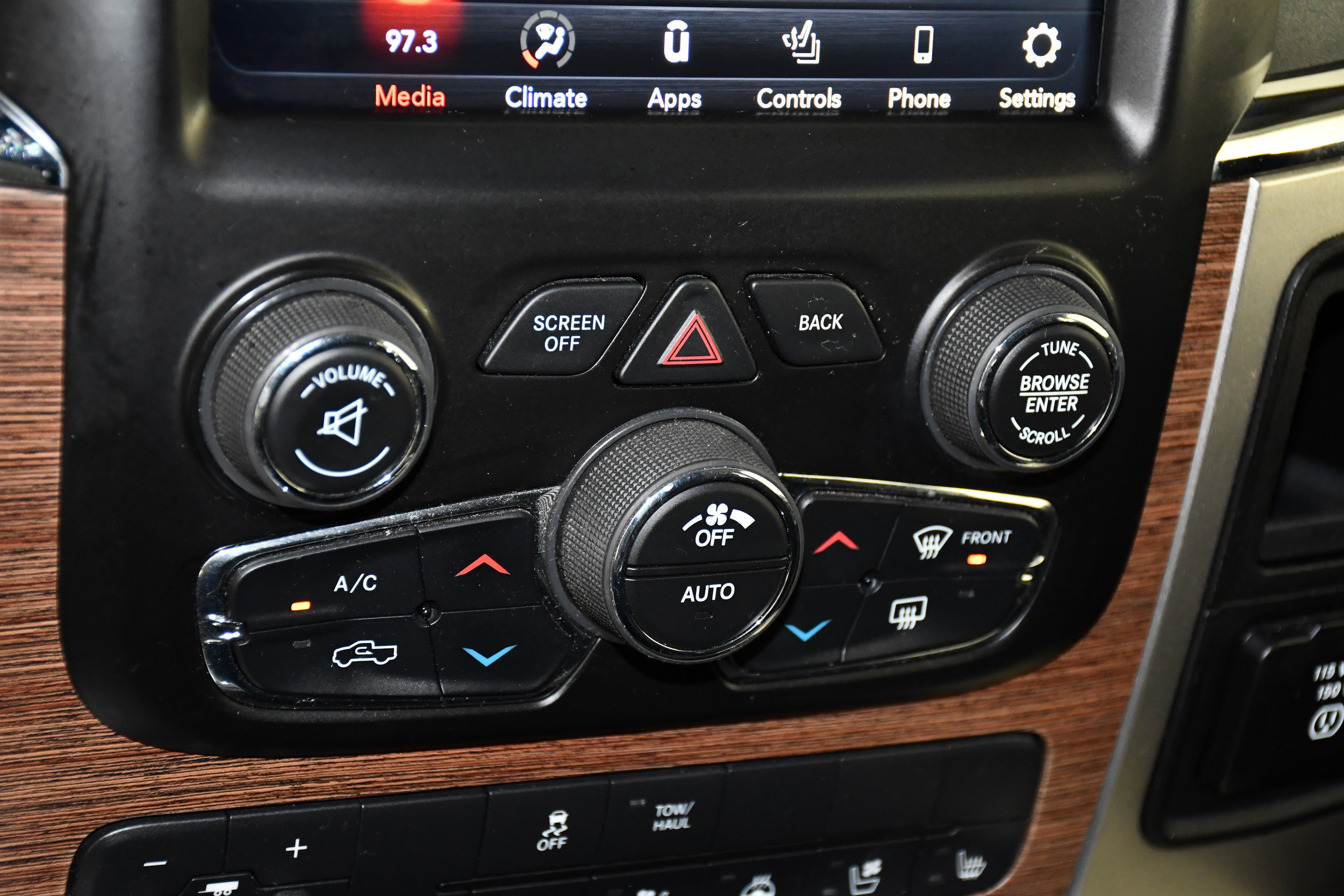 Used 2018 RAM 1500 Laramie AWD/4WD image 32