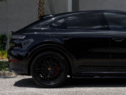 Used 2025 Porsche Cayenne GTS AWD/4WD image 11