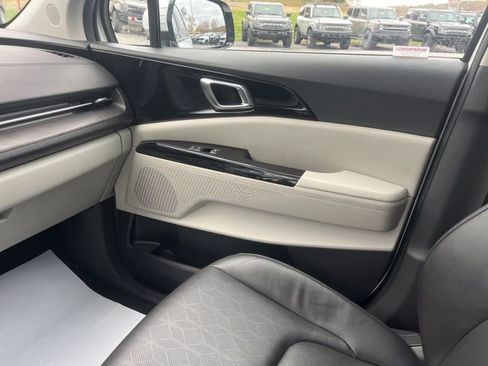 Used 2024 Kia Carnival EX image 31