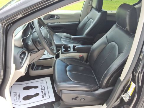 Used 2023 Chrysler Pacifica Touring-L FWD image 30